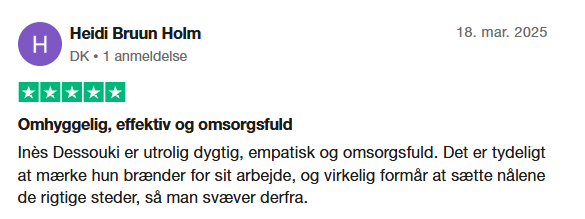 Trustpilot-anmeldelse med 5 stjerner fra, der beskriver Inès Dessouki som dygtig, empatisk og omsorgsfuld. Hun fremhæver, at Inès brænder for sit arbejde og placerer nålene præcist, så man forlader klinikken med en følelse af at svæve.