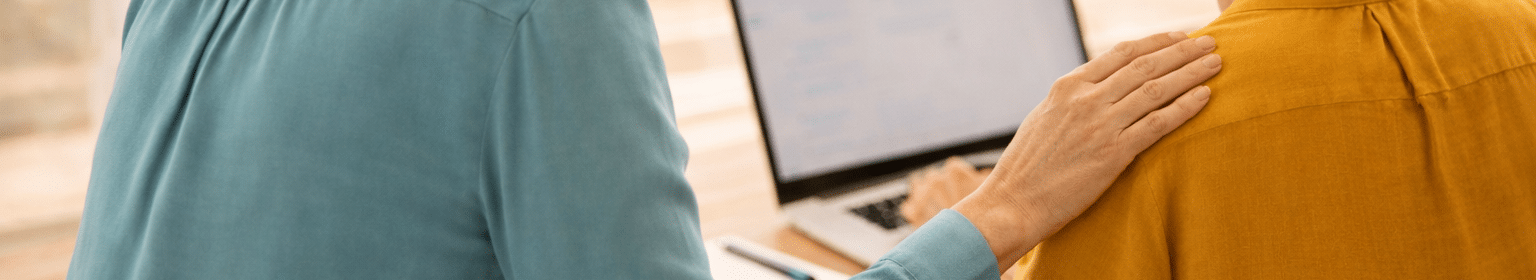 Hånd på skulderen som støtte ved stress og angst – akupunktur i Valby København